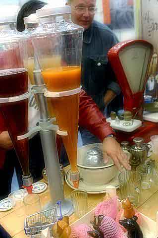 Гастроном. Овощной магазин. Продажа сока. СССР.